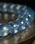 Detalle macro de cuentas de Aguamarina translúcidas con brillo azul claro