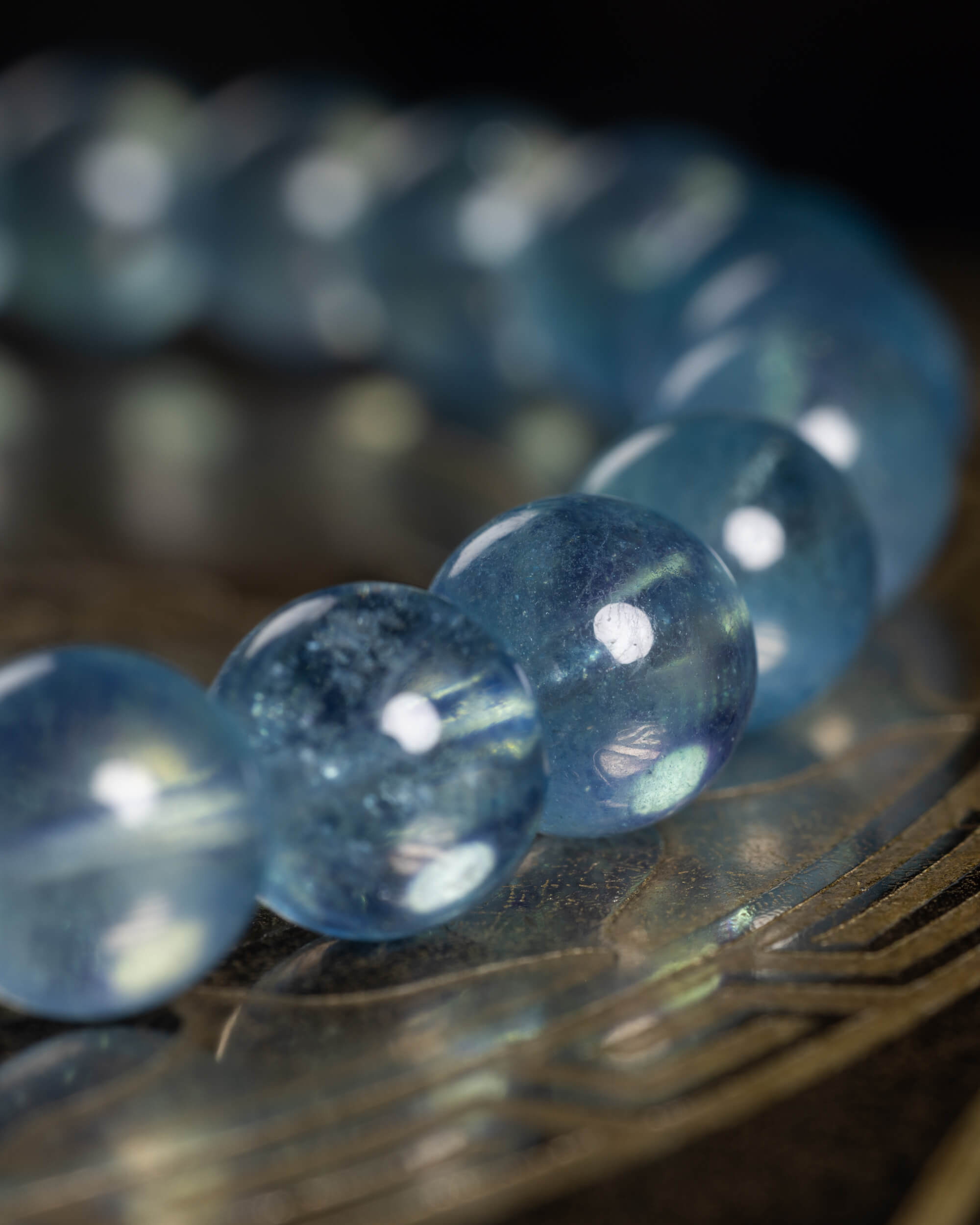 Detalle macro de cuentas de Aguamarina translúcidas con brillo azul claro