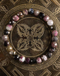 Pulsera de Turmalina Multicolor facetada, pieza completa en círculo sobre placa grabada