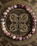 Pulsera de Turmalina Rubelita de 6 mm, pieza completa en círculo sobre placa grabada