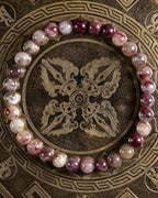 Pulsera de Turmalina Rubelita de 6 mm, pieza completa en círculo sobre placa grabada