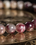 Detalle macro de cuentas de Turmalina Rubelita en rosa pálido y blanco moteado