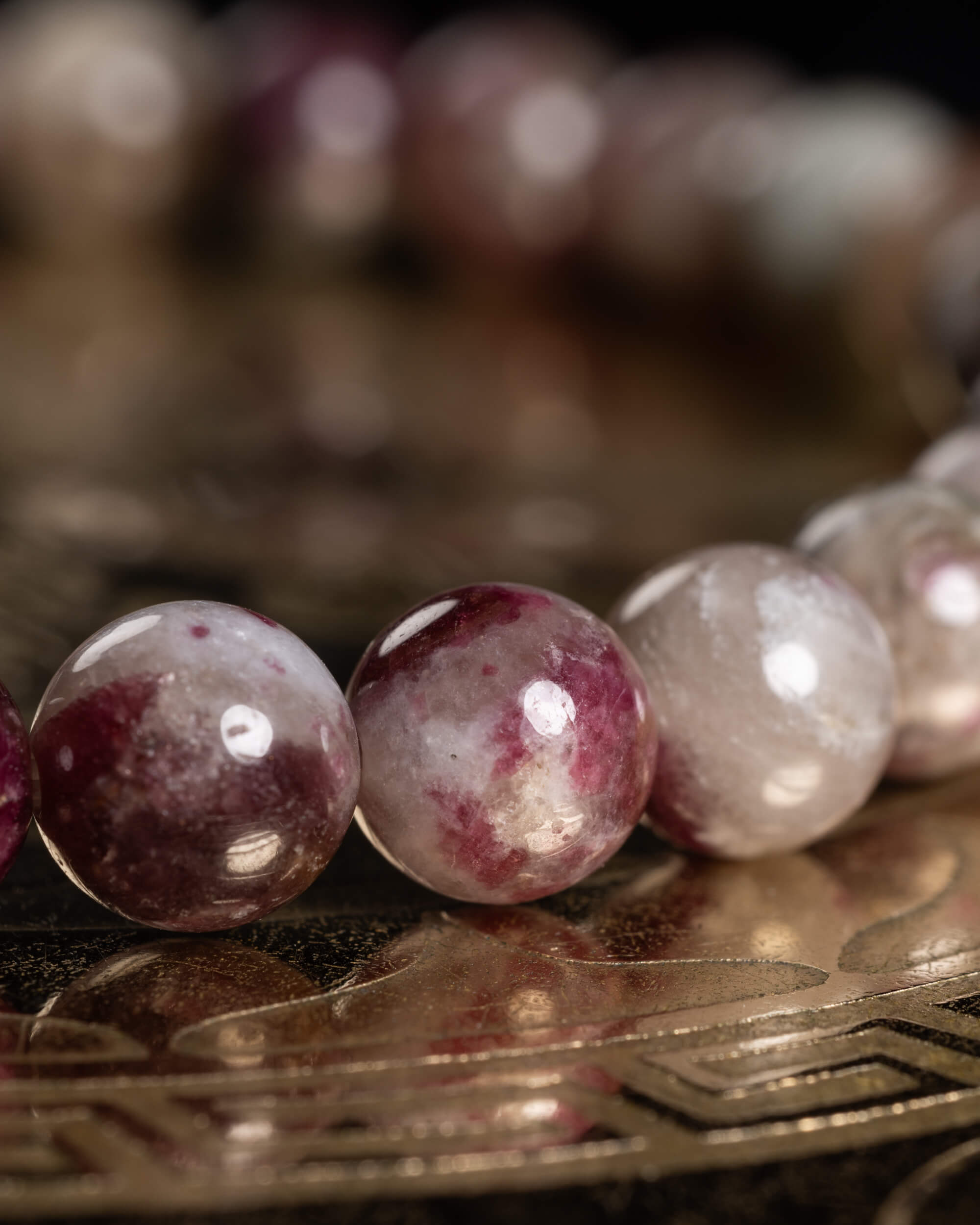 Detalle macro de cuentas de Turmalina Rubelita en vino y blanco, enfoque cercano