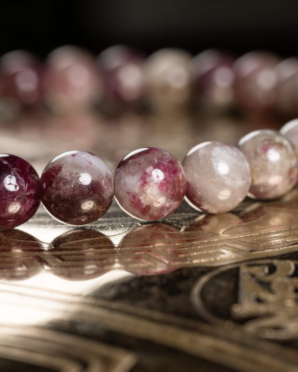 Detalle macro de cuentas de Turmalina Rubelita en tonos vino, rosa y blanco