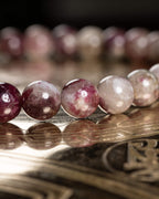 Detalle macro de cuentas de Turmalina Rubelita en tonos vino, rosa y blanco