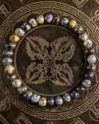 Pulsera de Jaspe Oceánico Amarillo de 6 mm, pieza completa en círculo sobre placa grabada