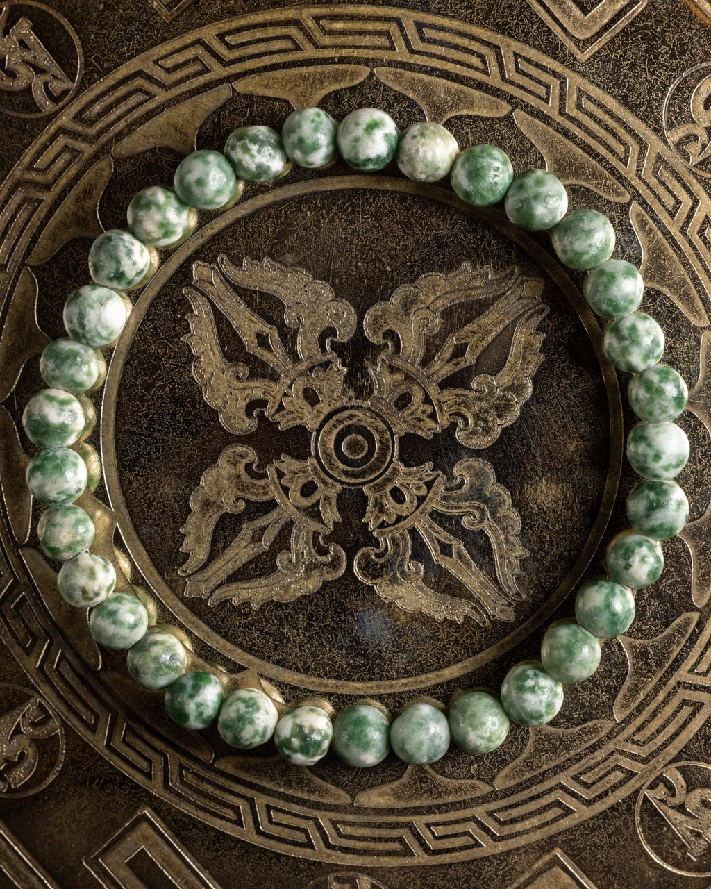 Pulsera de Ágata Árbol de 6 mm, pieza completa sobre bandeja metálica grabada