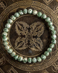 Pulsera de Ágata Árbol de 6 mm, pieza completa sobre bandeja metálica grabada