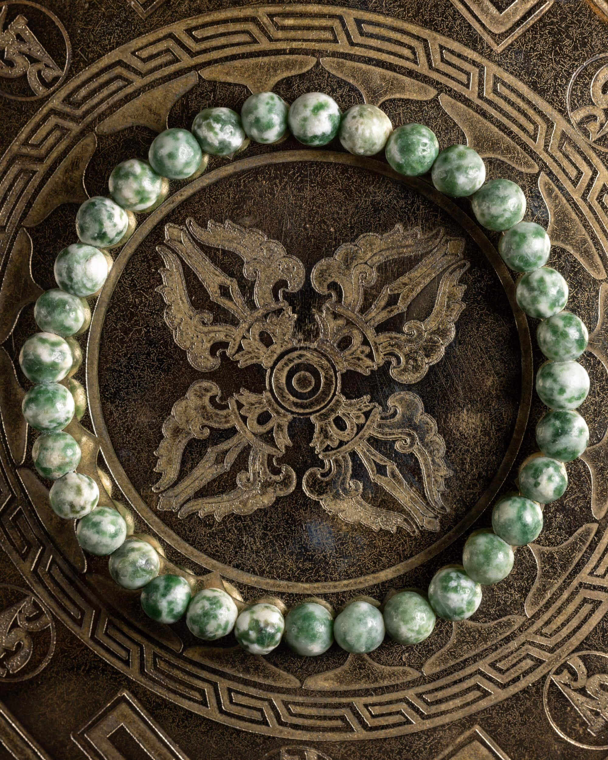 Pulsera de Ágata Árbol de 6 mm, pieza completa sobre bandeja metálica grabada