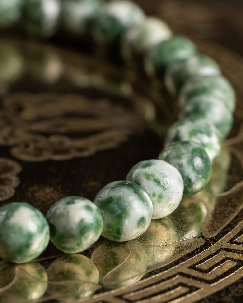 Pulsera de Ágata Árbol en ángulo, cuentas alineadas sobre superficie metálica