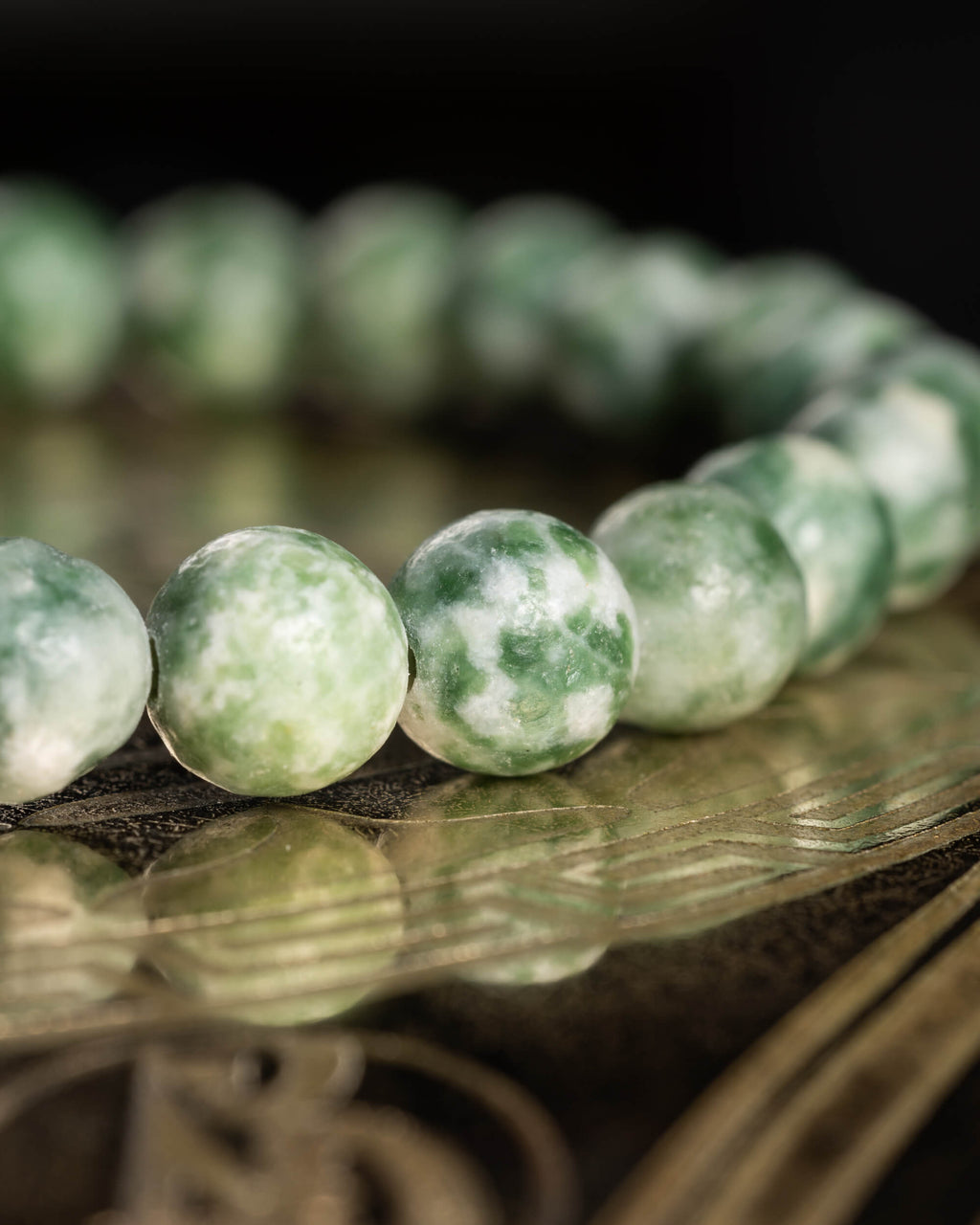 Pulsera de Ágata Árbol en ángulo bajo, cuentas reflejadas en superficie dorada