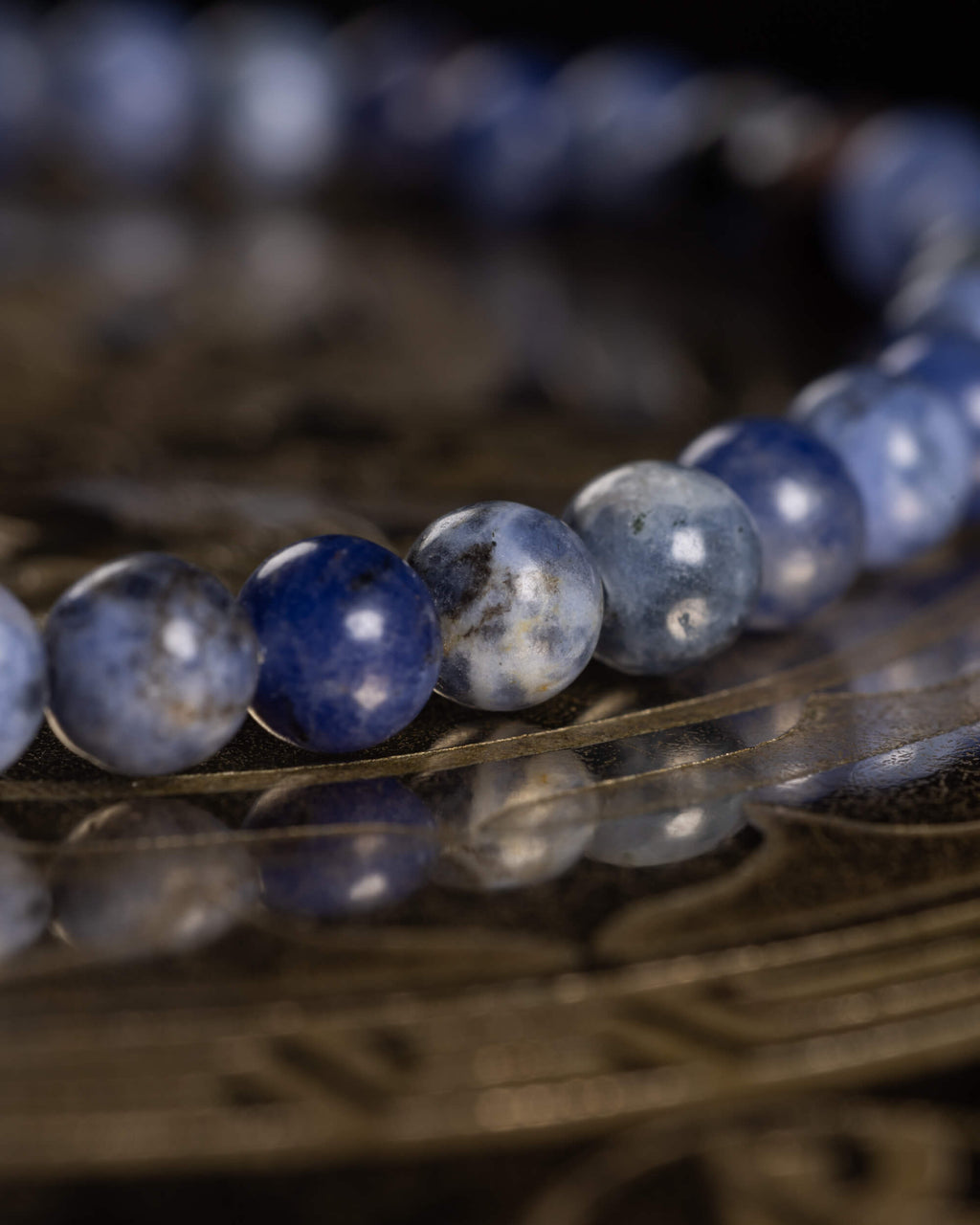Detalle macro de las cuentas de Sodalita con veta azul intenso y blanco