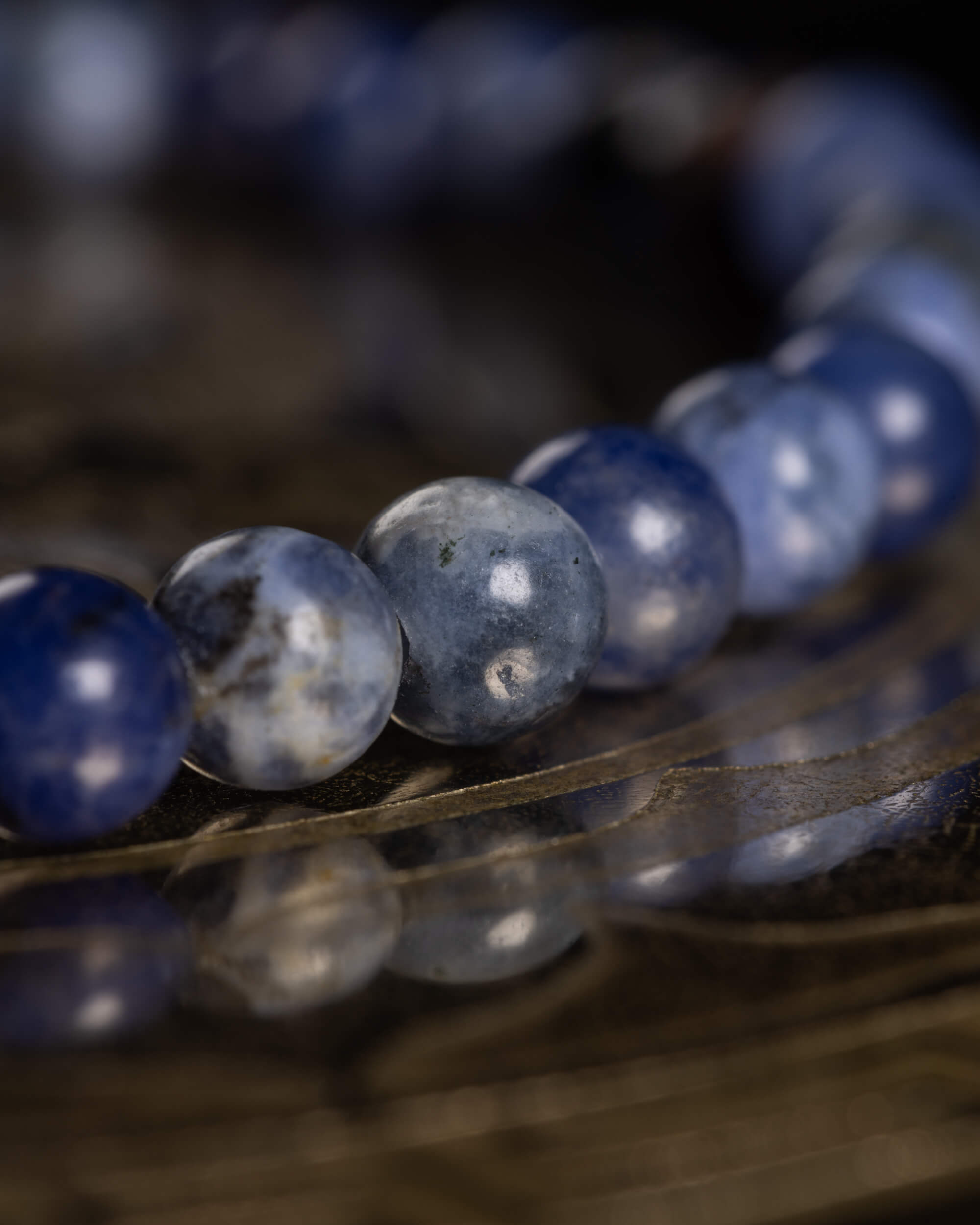 Detalle macro de cuentas de Sodalita azul marino y gris veteado