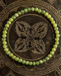 Pulsera de Jade Verde de 4 mm, pieza completa en círculo sobre placa metálica grabada