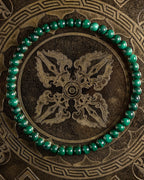 Pulsera de Malaquita de 4 mm, pieza completa en círculo sobre placa metálica grabada