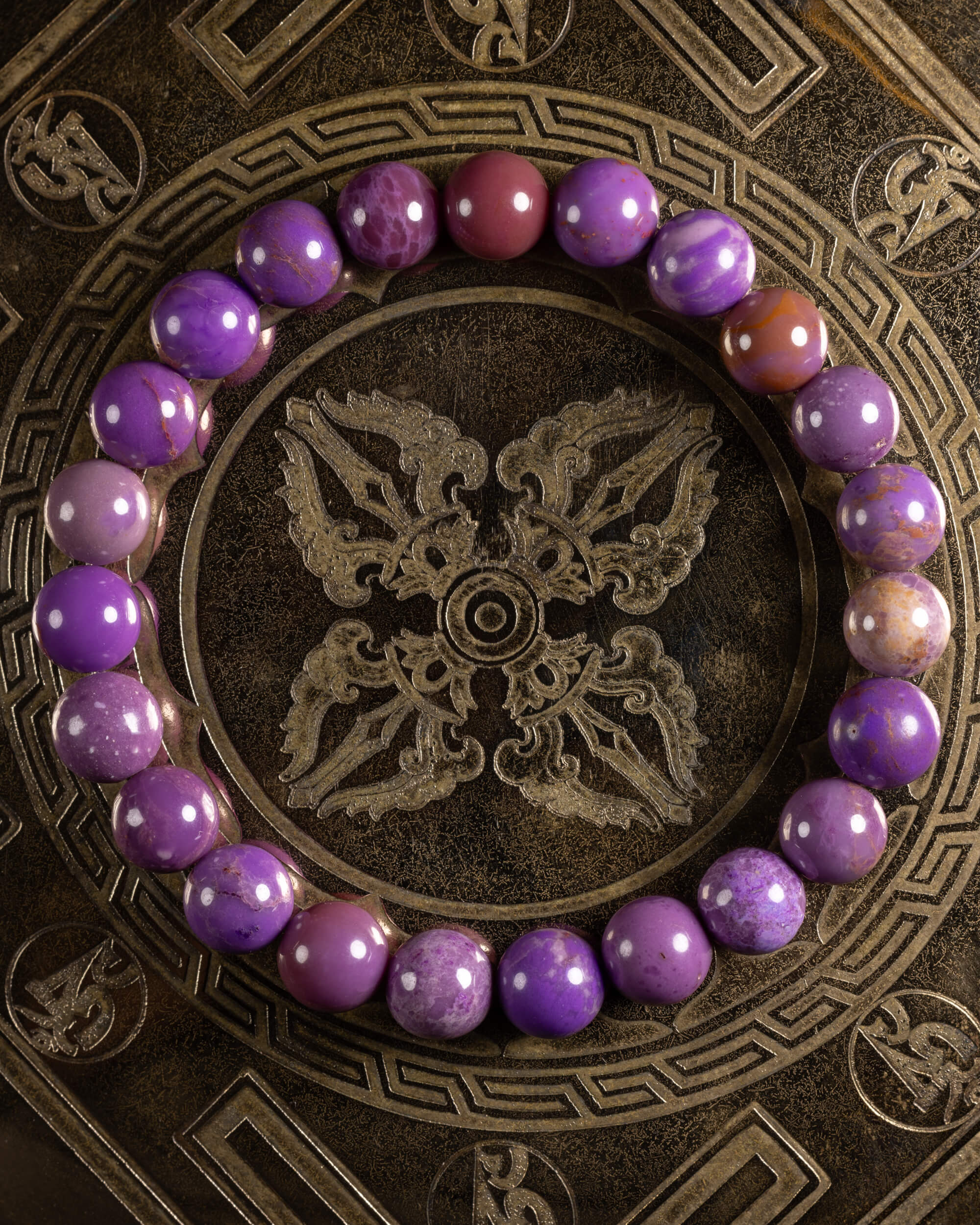 Pulsera de Fosfosiderita de 9 mm, pieza completa en círculo sobre soporte grabado