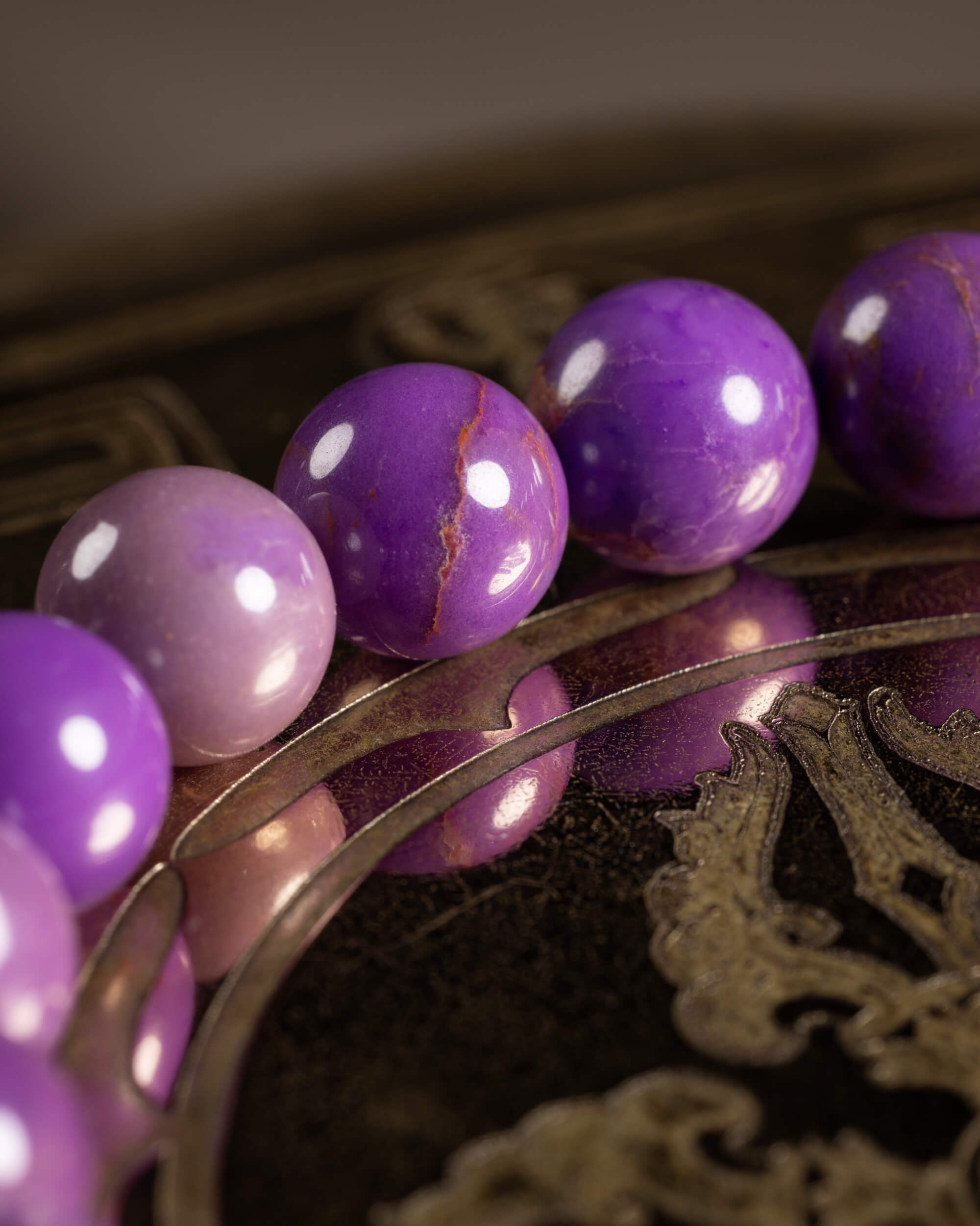 Detalle macro de cuentas de Fosfosiderita en tonos lila y lavanda