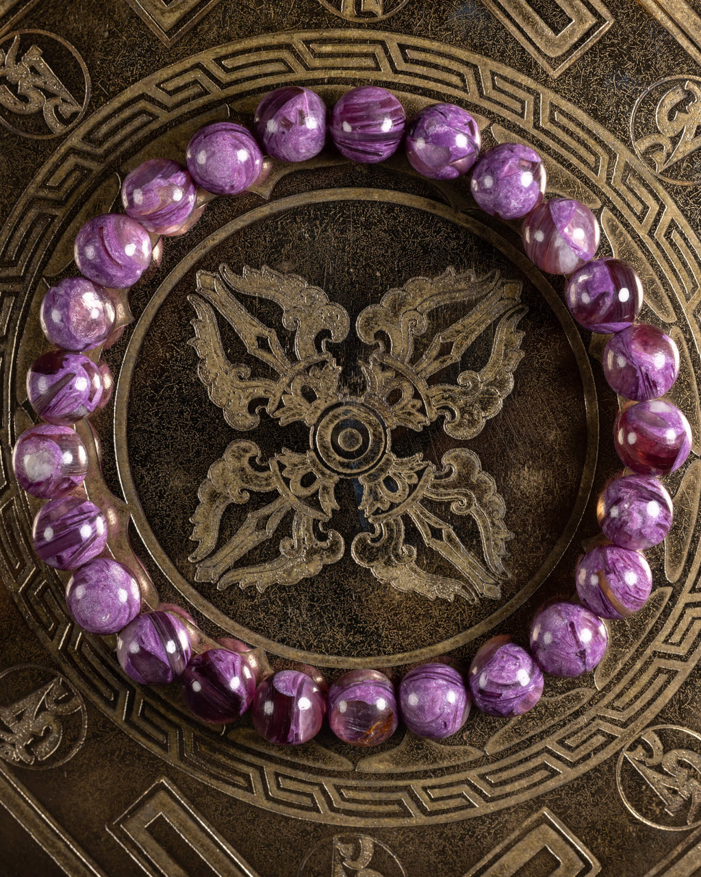 Pulsera de Lepidolita Violeta de 8 mm, pieza completa en círculo sobre bandeja grabada