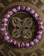 Pulsera de Lepidolita Violeta de 8 mm, pieza completa en círculo sobre bandeja grabada