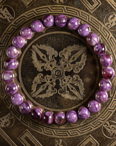 Pulsera de Lepidolita Violeta de 8 mm, pieza completa en círculo sobre bandeja grabada