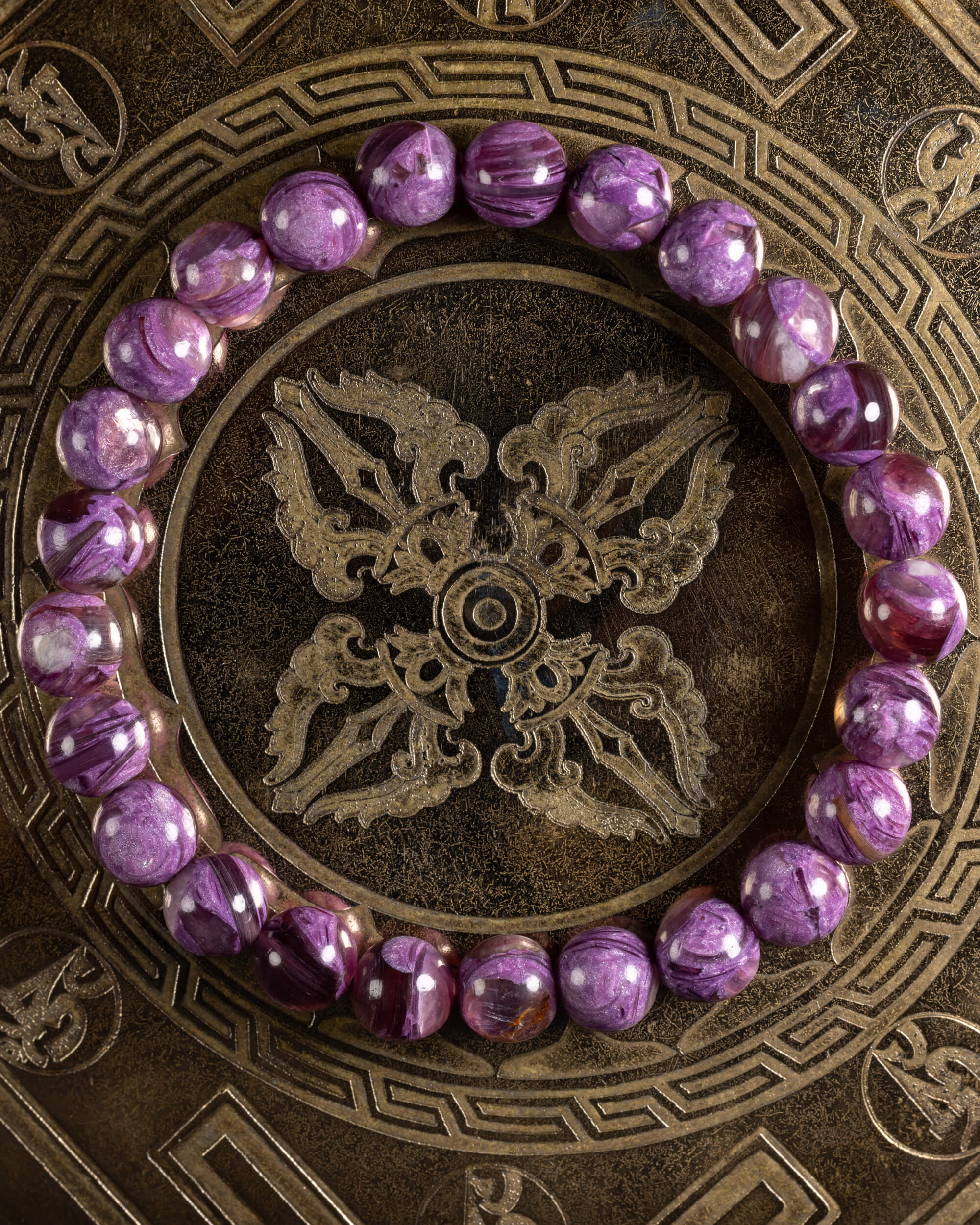 Pulsera de Lepidolita Violeta de 8 mm, pieza completa en círculo sobre bandeja grabada