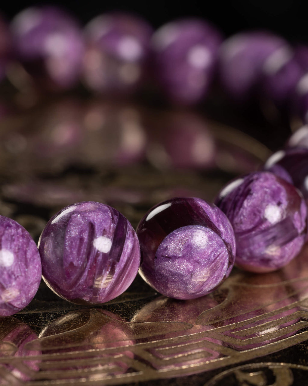 Pulsera de Lepidolita Violeta vista de perfil con reflejo sobre la bandeja
