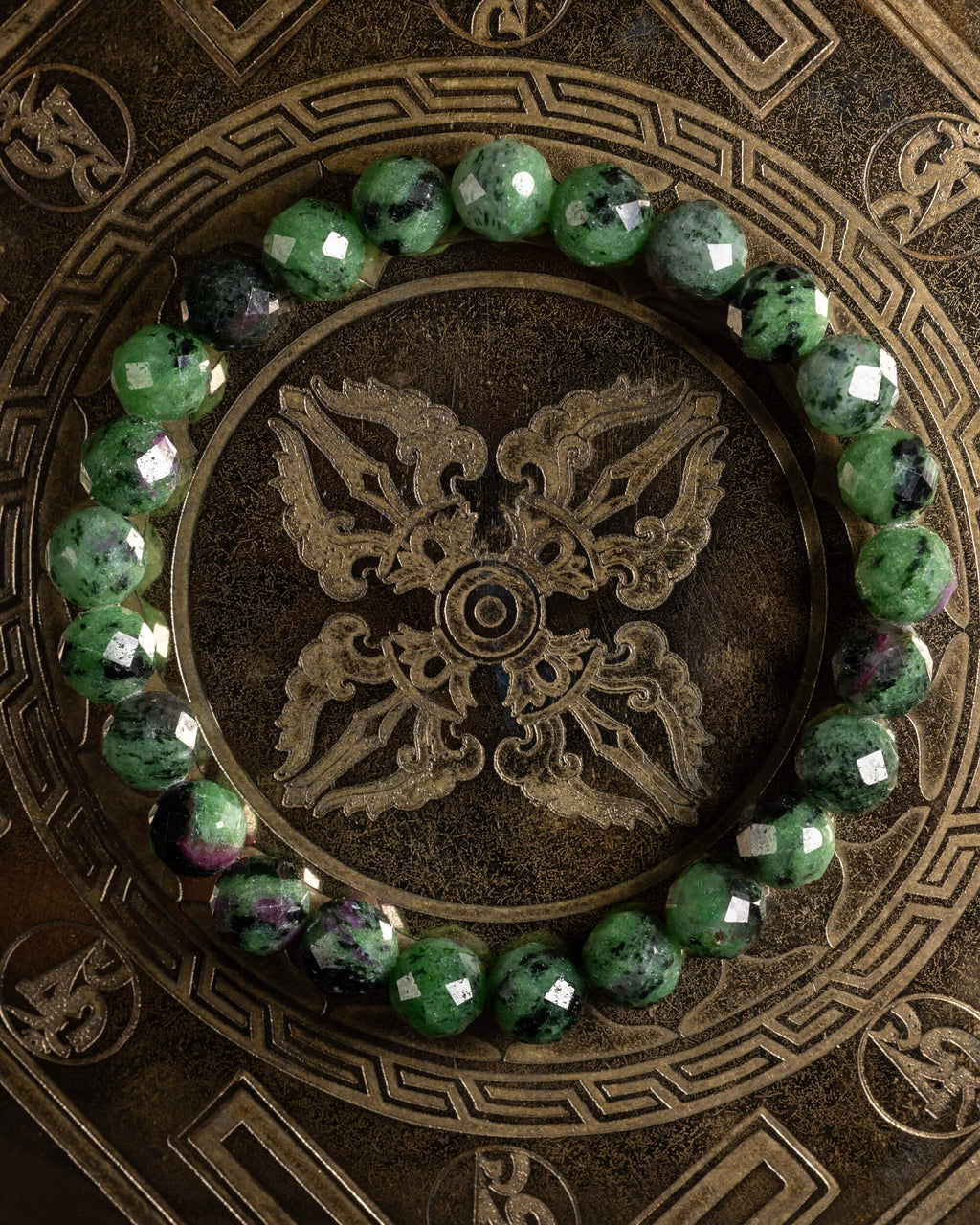 Pulsera de Zoisita facetada de 8 mm, pieza completa en círculo sobre plato grabado