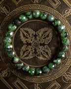 Pulsera de Zoisita facetada de 8 mm, pieza completa en círculo sobre plato grabado