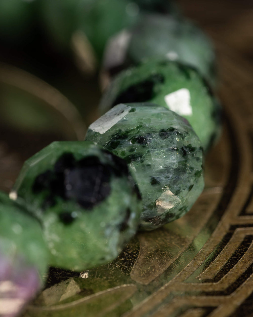 Detalle macro de las cuentas de Zoisita con vetas verdes y negras