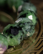 Detalle macro de las cuentas de Zoisita con vetas verdes y negras