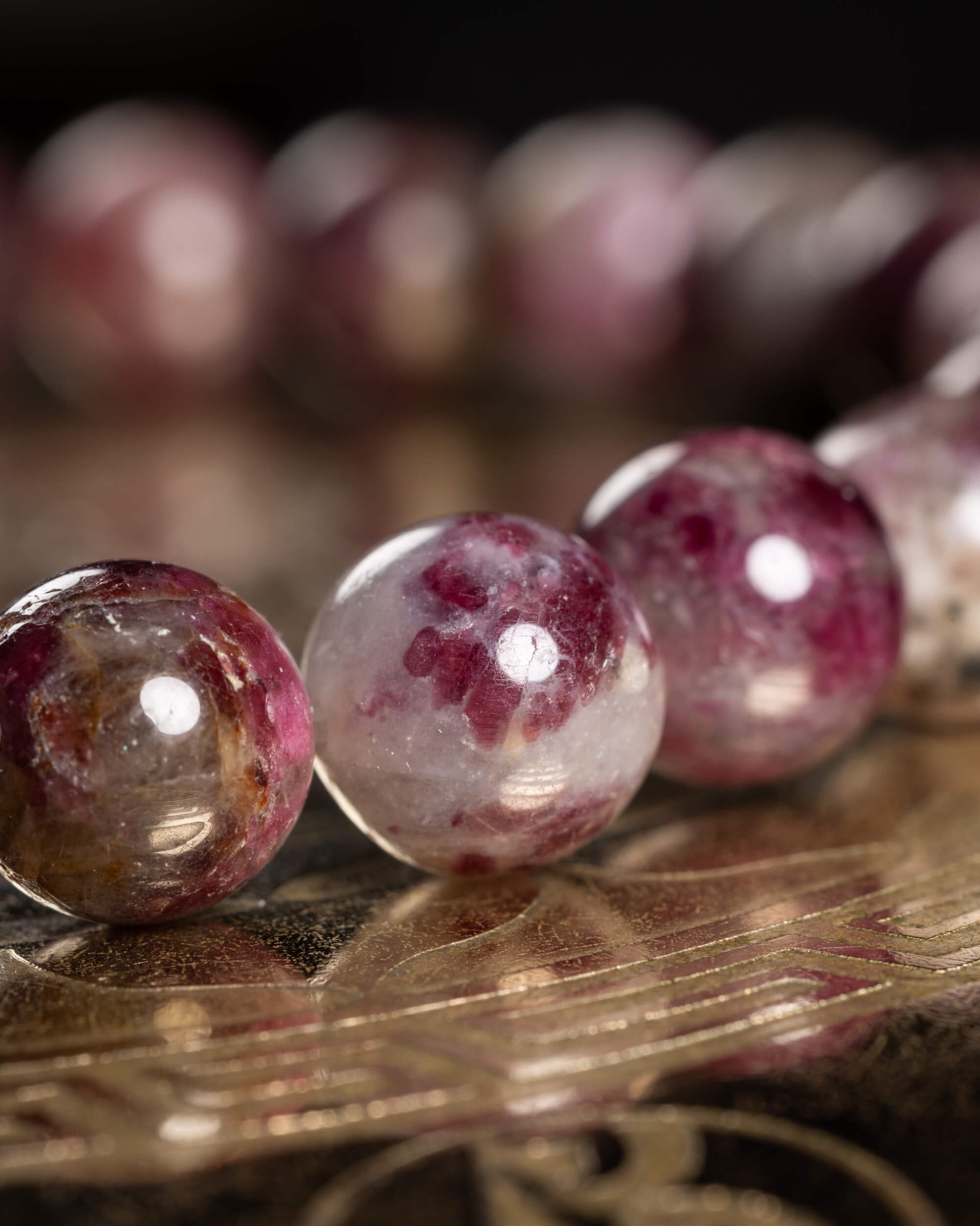 Detalle macro de las cuentas de Turmalina Rubelita en tonos rosados y blancos
