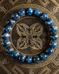 Pulsera de Cianita Azul de 10 mm, pieza completa con textura fibrosa sobre soporte grabado