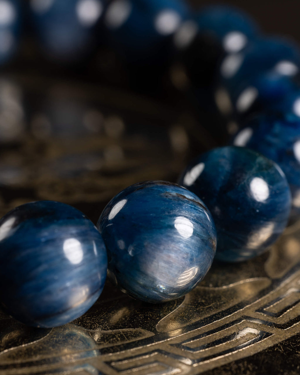 Detalle macro de cuentas de Cianita Azul con textura fibrosa y brillo intenso