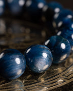 Detalle macro de cuentas de Cianita Azul con textura fibrosa y brillo intenso