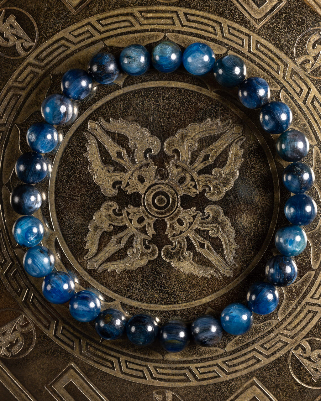 Pulsera de Cianita Azul de 7 mm, pieza completa sobre disco grabado con motivos dorados