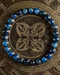 Pulsera de Cianita Azul de 7 mm, pieza completa sobre disco grabado con motivos dorados