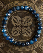 Pulsera de Cianita Azul de 7 mm, pieza completa sobre disco grabado con motivos dorados