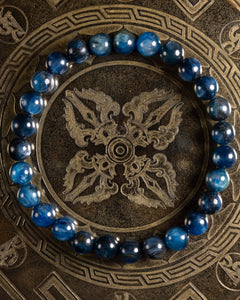 Pulsera de Cianita Azul de 7 mm, pieza completa sobre disco grabado con motivos dorados