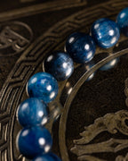 Detalle macro de las cuentas de Cianita Azul, tonos que van del gris al azul intenso