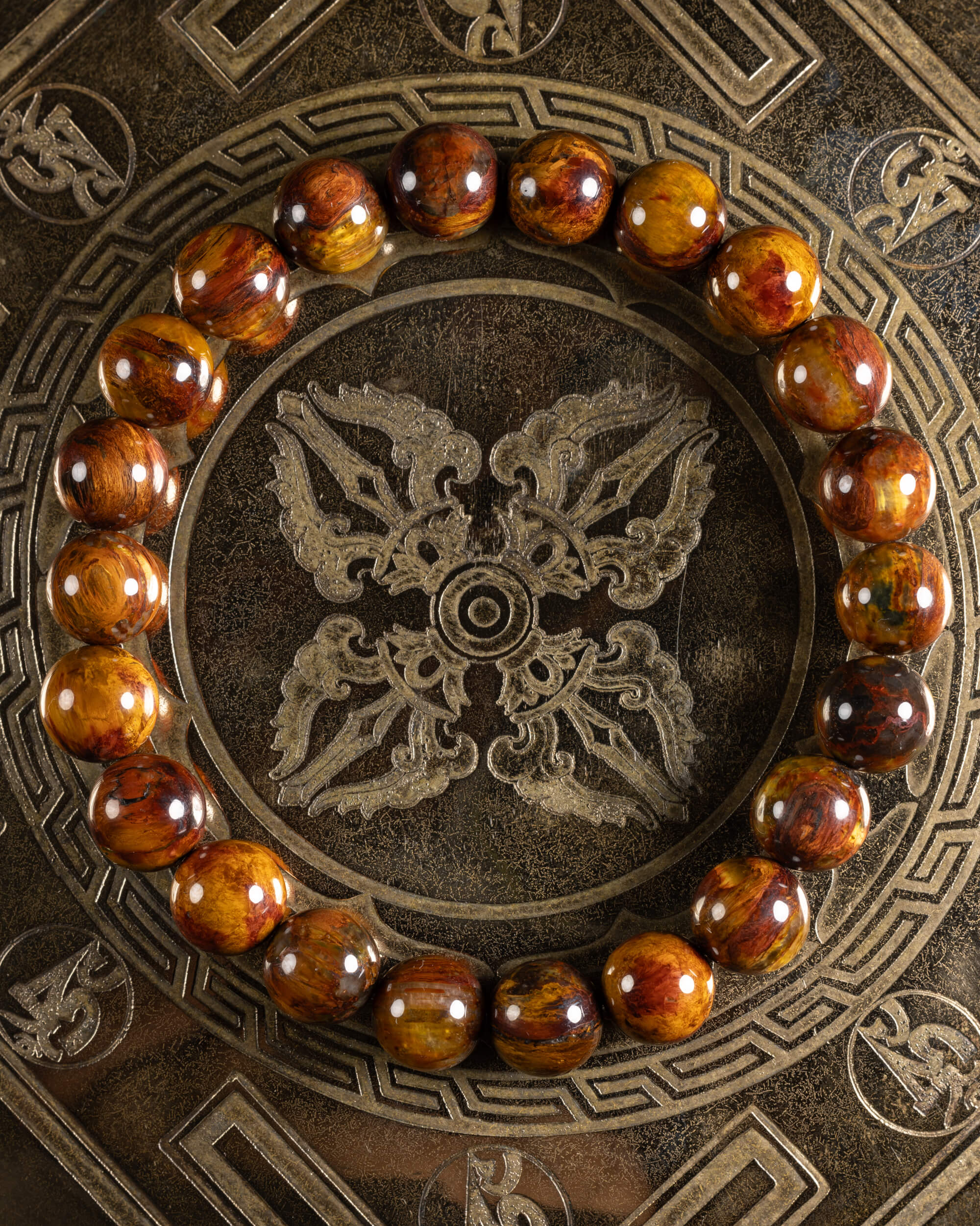 Pulsera de Pietersita de 8 mm, pieza completa sobre disco grabado
