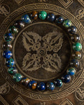 Pulsera de Crisocola de 8 mm, pieza completa con vetas azules y verdes sobre soporte grabado