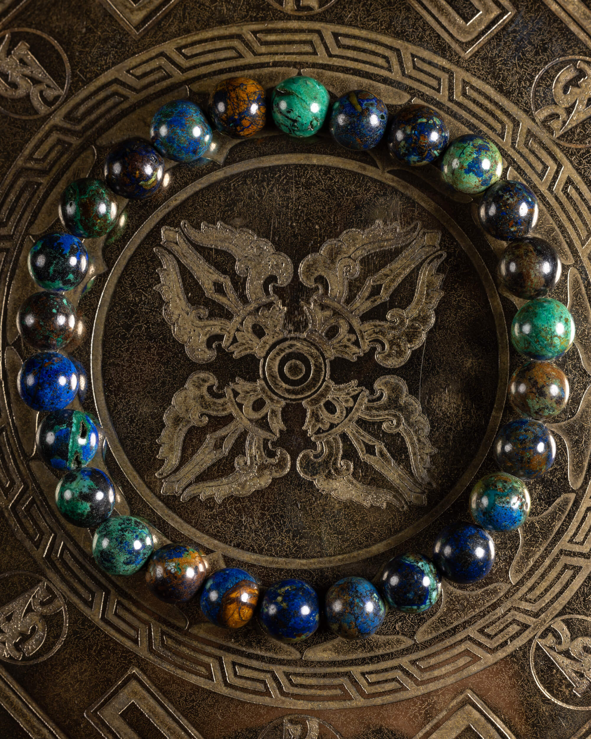 Pulsera de Crisocola de 8 mm, pieza completa con vetas azules y verdes sobre soporte grabado