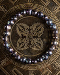 Pulsera de Perla Negra, pieza completa en círculo sobre disco grabado