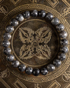 Pulsera de Larvikita de 8 mm, pieza completa en círculo sobre bandeja grabada