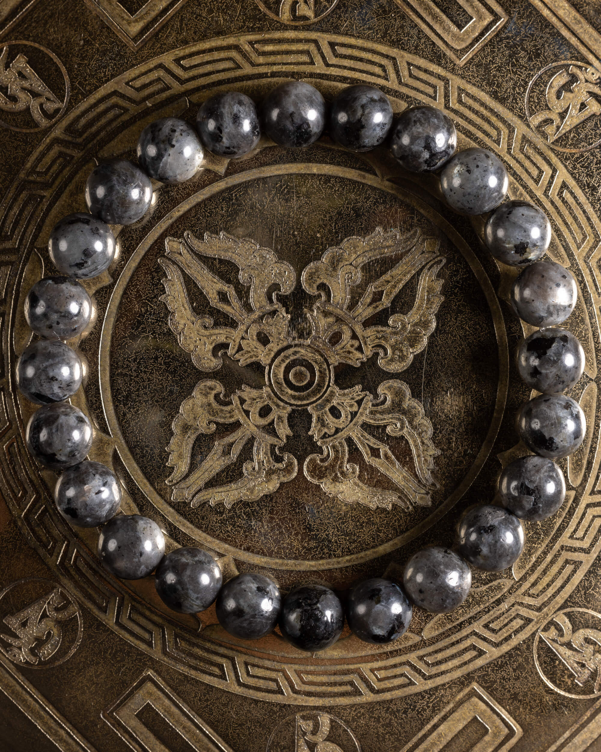 Pulsera de Larvikita de 8 mm, pieza completa en círculo sobre bandeja grabada