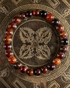 Pulsera de Granate Espesartina de 8 mm, pieza completa en círculo sobre placa grabada