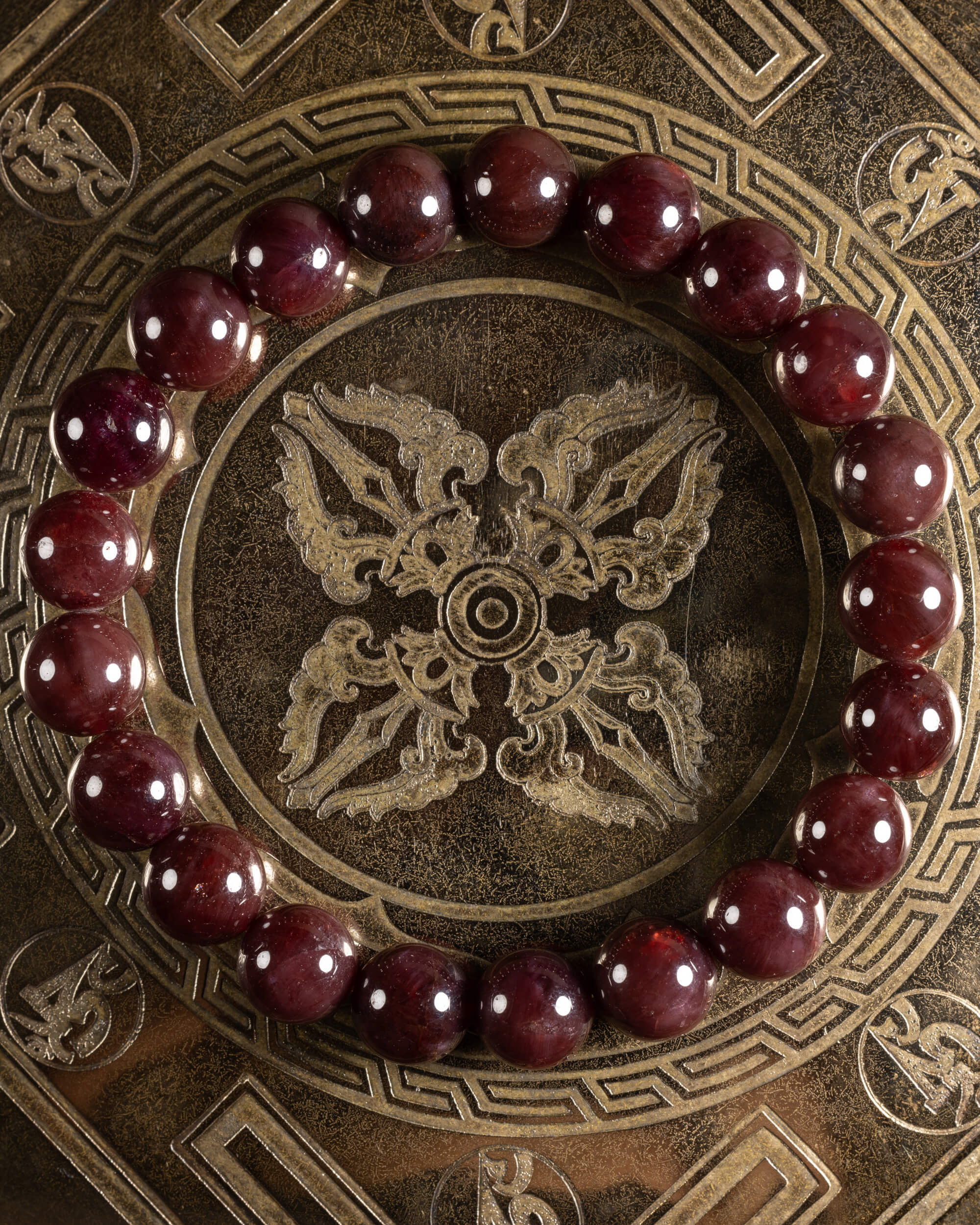 Pulsera de Granate Estrella de 10 mm, pieza completa en círculo sobre placa grabada