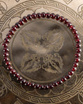 Pulsera de Granate Rojo de 4 mm, pieza completa en círculo sobre placa grabada dorada