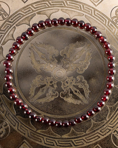 Pulsera de Granate Rojo de 4 mm, pieza completa en círculo sobre placa grabada dorada