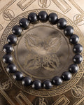 Pulsera de Shungita de 10 mm, pieza completa en círculo sobre plato grabado